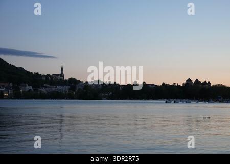 Lo skyline urbano della vecchia Annecy a Dusk, Lake, Annecy, Francia Foto Stock
