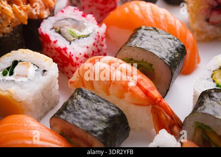 Esplora una collezione di sushi disposti in un set colorato Foto Stock