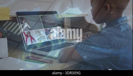 Bambino seduto che indossa una camicia blu utilizzando il computer portatile alla scrivania, con penne e HUD, spazio per fotocopie Foto Stock