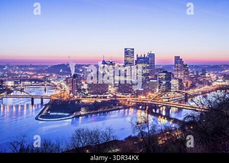 Skyline di Pittsburgh, pennsylvania, all'alba Foto Stock