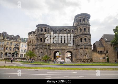 Porta Nigra (porta Nera), una porta della città romana, patrimonio dell'umanità dell'UNESCO a Treves (Treves) in Germania. Vista da nord Foto Stock