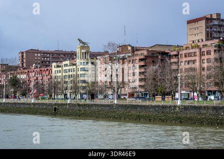 Bilbao, Spagna - 27 gennaio 2019: Edifici sopra l'estuario di Bilbao nella città di Bilbao in provincia di Biscaglia Foto Stock