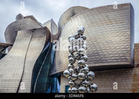 Bilbao, Spagna - 27 gennaio 2019: Scultura chiamata Tall Tree and the Eye di fronte al Museo Guggenheim nella città di Bilbao in provincia di Biscaglia Foto Stock