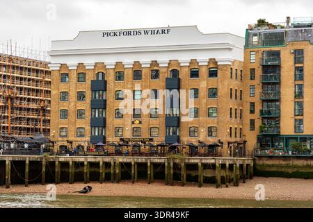 Pickfords Wharf visto dal fiume Tamigi, Londra, Regno Unito Foto Stock