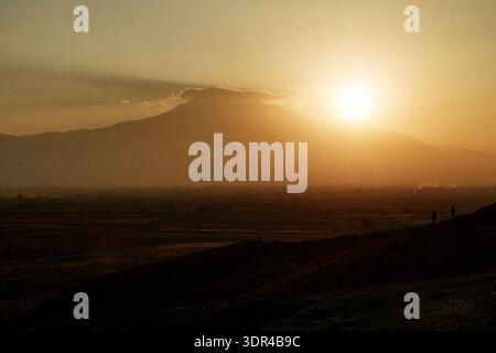 Il tramonto dorato bagna il paesaggio armeno. Warm Glow illumina il paesaggio della montagna armena e la valle Foto Stock