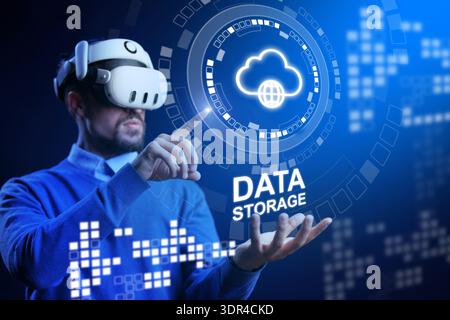 La persona utilizza il visore per la realtà virtuale per interagire con il concetto di storage dei dati nello spazio digitale Foto Stock