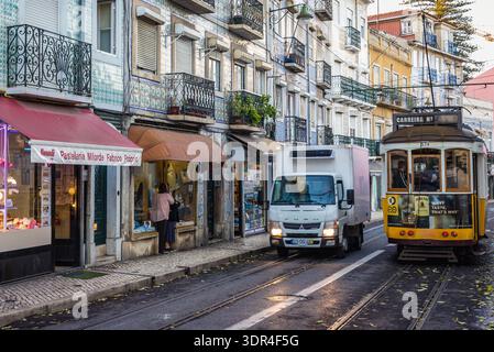 Lisbona, Portogallo - 8 novembre 2018: Via Graca nella zona di Graca nella città di Lisbona Foto Stock