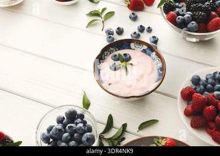 Mosaico di frutta fresca e yogurt in una semplice collezione su tavolo di legno Foto Stock