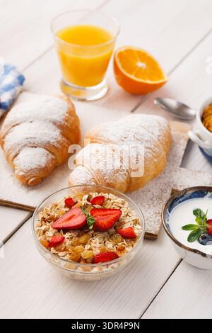 Deliziosa colazione con pasticcini, frutta e yogurt in un ambiente Sunny Kitchen Foto Stock