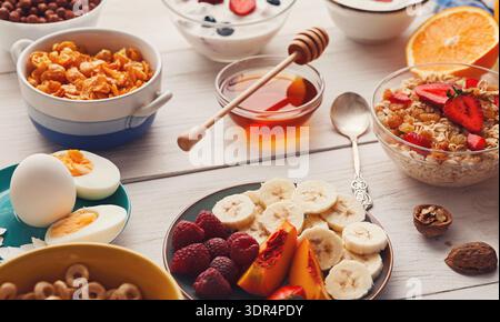 Ampia scelta di piatti per la colazione disposti su un tavolo per un pasto mattutino Foto Stock