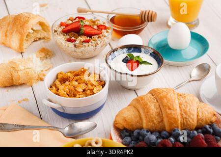 Gustate una colazione con vari cibi e bevande su un tavolo Foto Stock