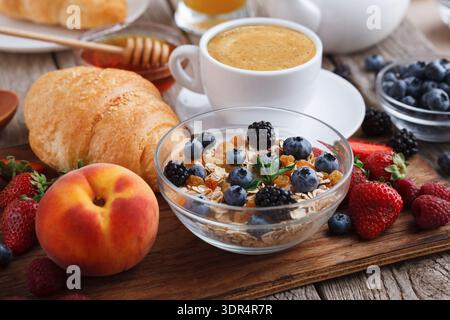 Collezione di pasti mattutini con vari cibi su un tavolo di legno Foto Stock