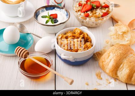 Colazione collage con vari cibi e bevande su un tavolo di legno durante la mattina Foto Stock