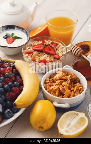 Colazione fresca con frutta, yogurt e cereali in un ambiente accogliente Foto Stock