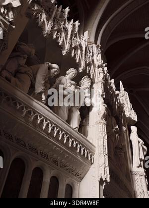 Dettagliate sculture in pietra e statue sullo storico schermo del coro nella cattedrale di Notre-Dame de Chartres, Francia Foto Stock