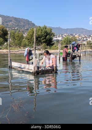 Donne che lavano i vestiti sul lago Atitlan a San Pedro la Laguna Foto Stock
