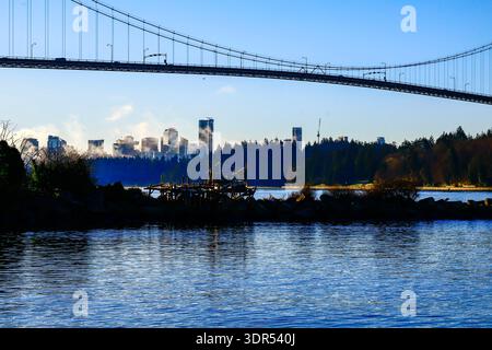 A metà del Lions Gate Bridge che collega North & West Vancouver a Vancouver, British Columbia, con il centro cittadino alle spalle Foto Stock