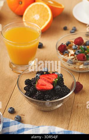 Frutta fresca e bevande creano una colorata collezione su un tavolo di legno per la colazione Foto Stock
