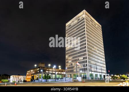Walter Sillers State Office Building a Jackson, Mississippi. L'alta architettura governativa presenta una moderna facciata a griglia e finestre illuminate vicino al Campidoglio di notte Foto Stock