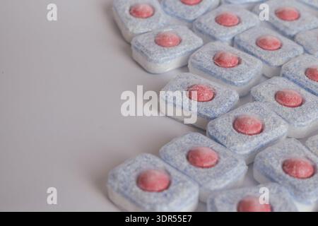 Design minimalista: Pastiglie per la pulizia dei piatti su sfondo bianco puro Foto Stock