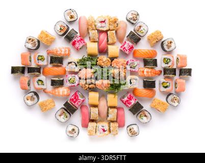 Varietà di sushi Rolls disposti su sfondo bianco per la presentazione alimentare Foto Stock