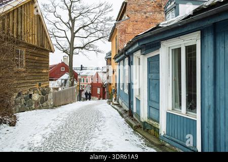 Pittoreschi e colorati edifici antichi sulla neve a Damstredet, Oslo, Norvegia Foto Stock