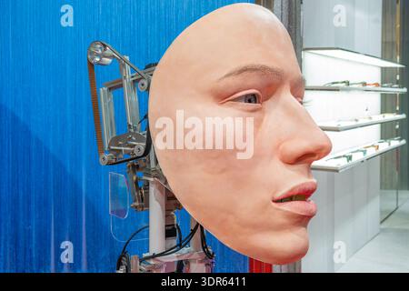 Bangkok, Thailandia - 23 dicembre 2025: Meccanismo robotico con maschera facciale umana realistica all'interno del concept store Gentle Monster Haus Nowhere a Bangkok Foto Stock