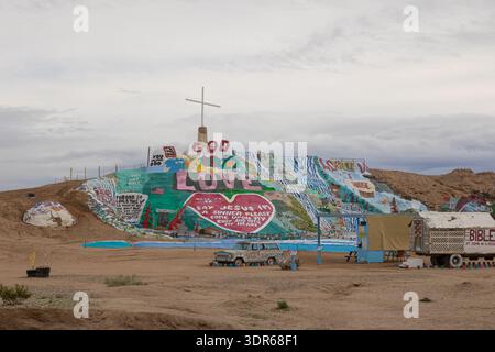 NILAND, CALIFORNIA, USA - 6 gennaio 2026: Installazione artistica visionaria di Leonard Knight di Salvation Mountain Foto Stock