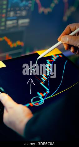 Cambio criptovaluta rialzista aumento dei prezzi. Trader che analizza lo schermo del tablet forte tendenza al rialzo delle candele aumento delle risorse digitali bitcoin et Foto Stock