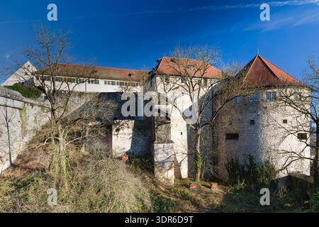 Torre rotonda del castello di Hohentuebingen e mura sotto il cielo blu Foto Stock