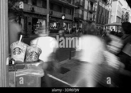 Le tazze Starbucks scartate evidenziano i rifiuti di plastica monouso a Bari Foto Stock