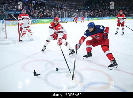 Milano, Italia. 17 febbraio 2026. Oliver Lauridsen (L, davanti) affronta con David Kampf della Repubblica Ceca durante lo spareggio di qualificazione maschile di hockey su ghiaccio tra Repubblica Ceca e Danimarca ai Giochi Olimpici invernali di Milano-Cortina 2026 a Milano, Italia, 17 febbraio 2026. Crediti: Zhang Haofu/Xinhua/Alamy Live News Foto Stock