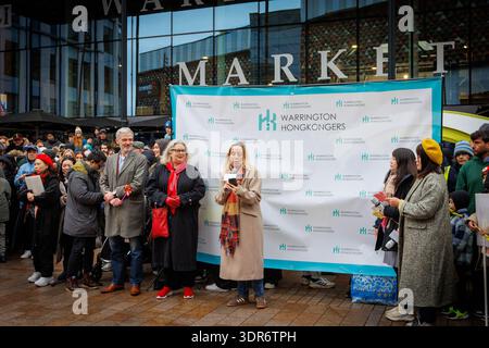 Il nuovo anno lunare 2026 celebra a Time Square di Warrington per dare il benvenuto all'anno del cavallo. I Warrington Hongkongers mettono in scena uno spettacolo con la danza del drago, bancarelle tradizionali che offrono arte e artigianato, giocattoli e regali cinesi e cibo di strada. I classici giochi di carnevale di Hong Kong erano disponibili insieme a esperienze culturali come fai Chun, la calligrafia cinese e il racconto della fortuna. Sarah Hall MP apre ufficialmente l'evento. Crediti: John Hopkins/Alamy Live News Foto Stock