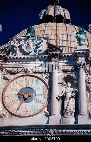 Orologio sulla facciata dell'ala Foscari di Bartolomeo Monarezza nel cortile interno del Palazzo Ducale di Venezia Foto Stock