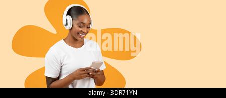 Donna che indossa le cuffie ascolta la musica mentre utilizza il suo smartphone in un'impostazione luminosa Foto Stock