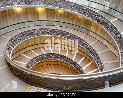 CITTÀ DEL Vaticano, città del Vaticano - 18 gennaio 2026: La scalinata del Bramante riccamente decorata si snoda verso il basso all'interno dei Musei Vaticani, per le sue balaustre scolpite Foto Stock
