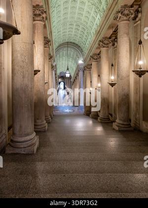 CITTÀ DEL Vaticano, città del Vaticano - 18 gennaio 2026: Un grande corridoio a volta fiancheggiato da colonne di marmo e lanterne sospese si estende attraverso il Vaticano M. Foto Stock