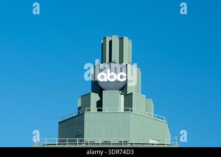 ABC Television and radio network logo sull'edificio della sede centrale dell'abc, Burbank, California, USA Foto Stock