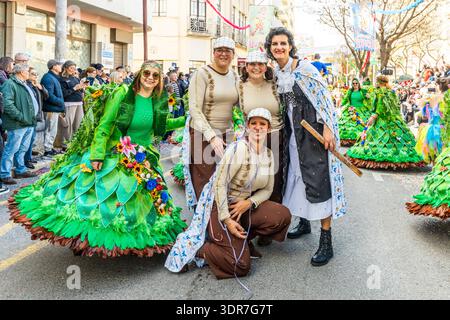 Loule, Algarve Portogallo — Carnaval 17 febbraio 2026 — Un vivace gruppo di partecipanti in costume sorridono per una foto durante la famosa parata del Carnevale di Loulé Foto Stock
