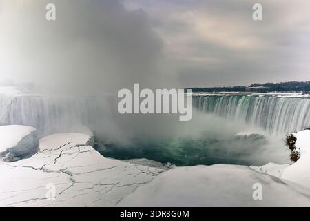 Un maestoso panorama invernale delle Horseshoe Falls alle cascate del Niagara, Ontario, Canada, Foto Stock