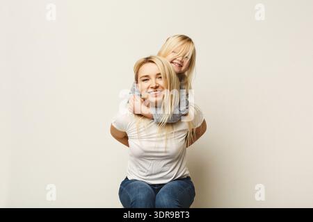 Raccolta di momenti che mostrano a madre e bambino il tempo trascorso insieme in un ambiente semplice Foto Stock