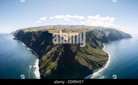 Panorama droni dell'altopiano di Ponta do Pargo a Madeira in Portogallo, l'ampia prospettiva aerea rivela scogliere verdi a picco sull'Atlantico con linee ondulate tr Foto Stock