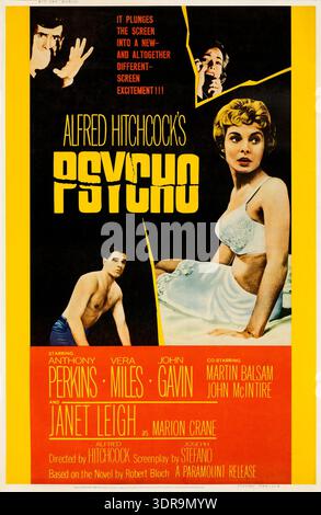 Questo iconico poster cinematografico del 1960 per "Psycho" di Alfred Hitchcock presenta un design sorprendente con immagini frammentate dei personaggi principali: Anthony Perkins, Janet Leigh e John Gavin. La combinazione di colori giallo, nero e rosso e le linee frastagliate trasmettono in modo efficace la natura innovativa e avvincente del film. Dichiara coraggiosamente che il film offre una "nuova e completamente diversa esperienza dello schermo". Foto Stock
