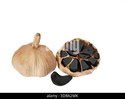 Una testa intera di aglio e tagliata a metà con uno spicchio Foto Stock