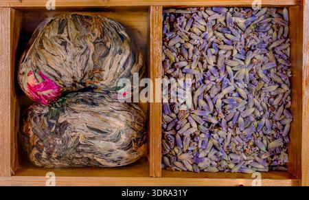 Scatola con set di diversi tipi di tè. Vista dall'alto. Foto Stock
