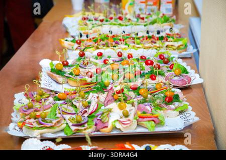 Molti spuntini diversi su piatti grandi Foto Stock