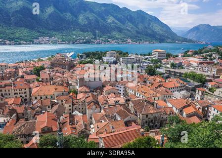 Tetti della città vecchia di Kotor città costiera, situata nella Baia di Kotor del Mare Adriatico, Montenegro. Vista con la Chiesa di San Nicola Foto Stock