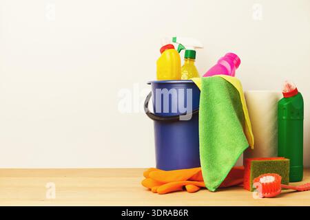 Raccolta di materiali per la pulizia per lavori domestici e lavori domestici in un'organizzazione ordinata Foto Stock