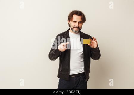 Raccolta di immagini collage raffiguranti un uomo con una carta in un ambiente semplice Foto Stock