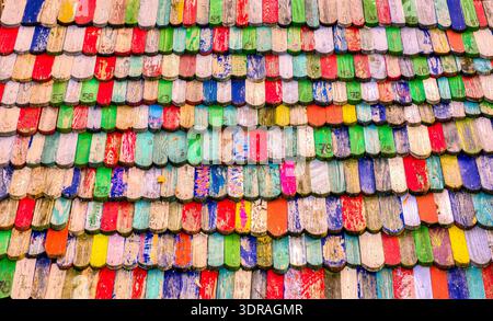 Tegole colorate e leggermente intemprate sotto forma di code di castoro Foto Stock